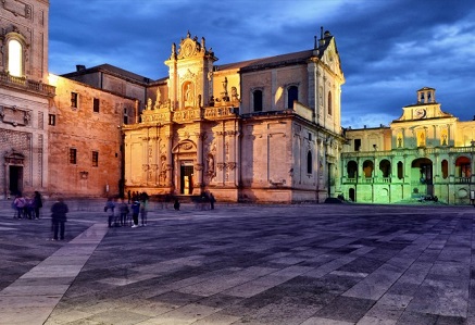 Il Duomo di Lecce con luce colorata