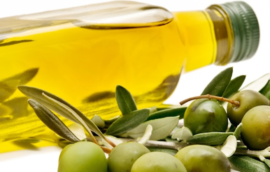 Olive verdi con bottiglia d'olio